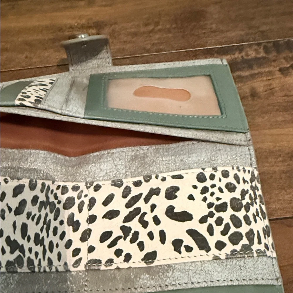 Hobo Women’s Elegant Distressed Grayish Animal Print With Green Leather Wallet. - Picture 7 of 9